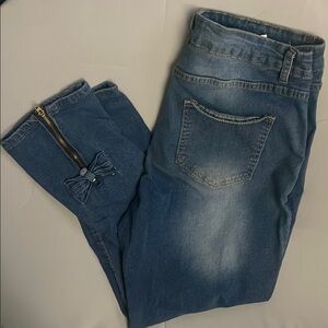 #122 - Women's Blue Jeans with Zipper Detail